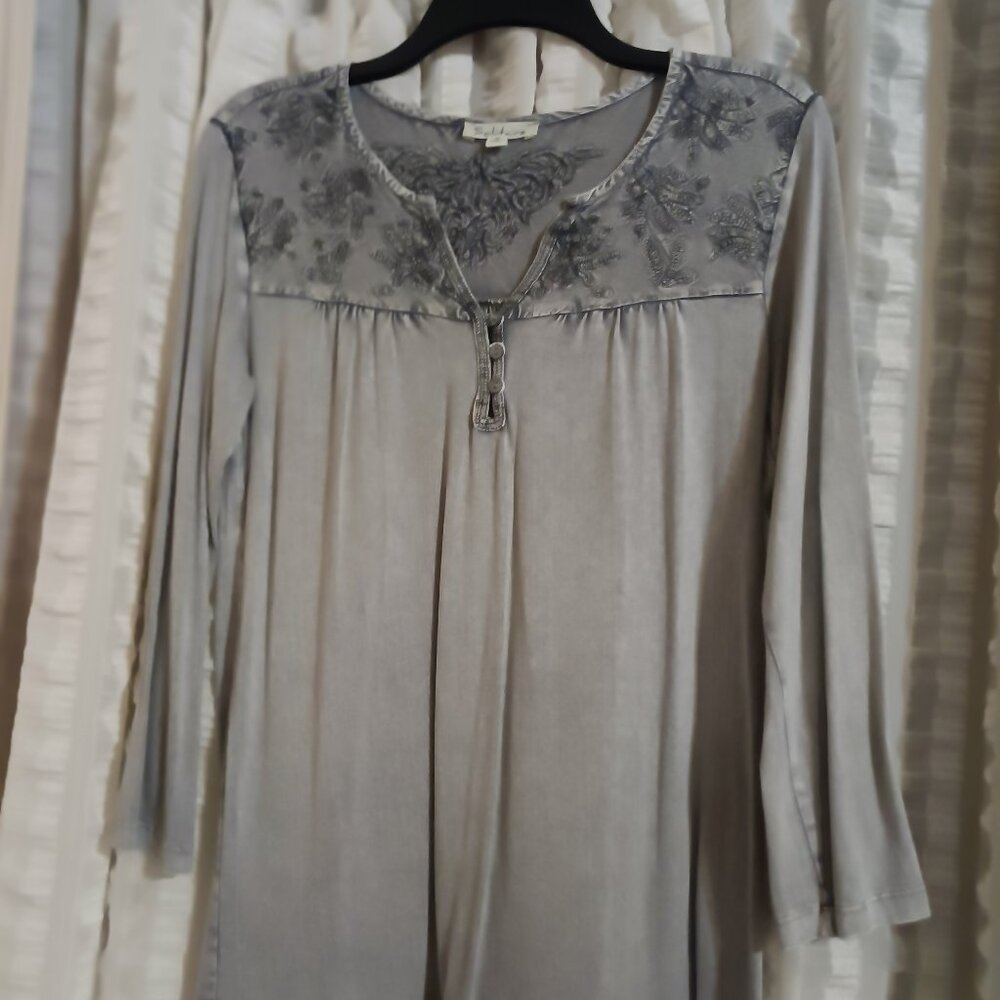 Women's Long sleeve embroidered sirt size small.